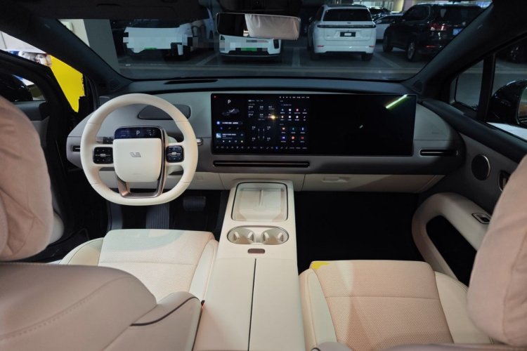 理想汽车 理想i6 2025款 两驱标准型中控内饰7002