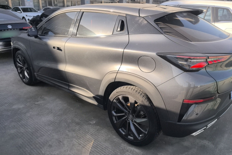 长安UNI-T 2020款 1.5T 尊贵型车身外观4