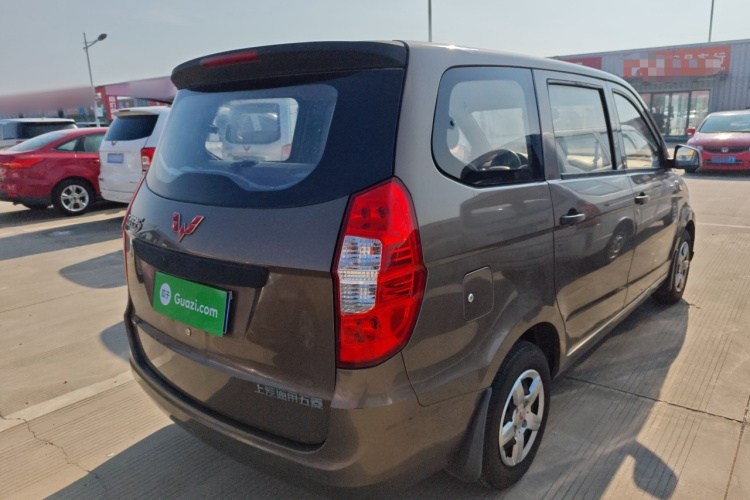 五菱汽车 五菱宏光 2015款 1.2L S 基本型国V车身外观7