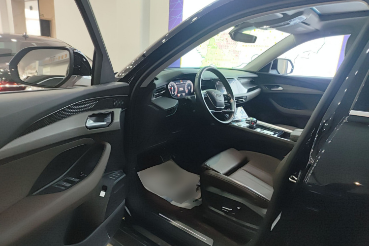 奥迪Q6 2024款 45 TFSI quattro 齐云型 羽林套装 7座中控内饰7003