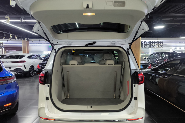 别克GL8 2023款 ES陆尊 舒适型机舱底盘23