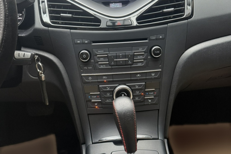 奔腾B70 2014款 2.0L 自动豪华型局部细节18