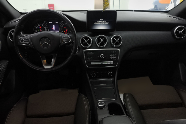 奔驰A级(进口) 2018款 A 200 动感型中控内饰7002