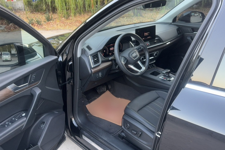 奥迪Q5L 2022款 改款 40T 豪华致雅型中控内饰7001