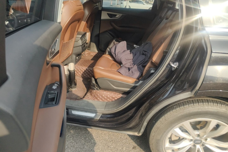 奥迪Q7 2016款 40 TFSI 舒适型中控内饰21