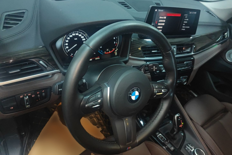 宝马X1 2021款 xDrive25Li 尊享型中控内饰12