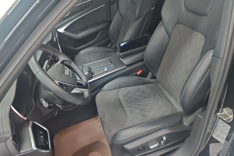 奥迪A6L 2024款 55 TFSI quattro 尊享动感型中控内饰19