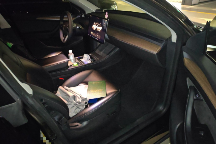 特斯拉 Model Y 2022款 后轮驱动版局部细节9005