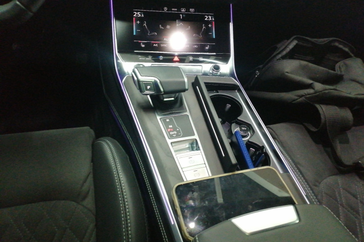 奥迪A6L 2023款 改款 55 TFSI quattro 尊享动感型局部细节18