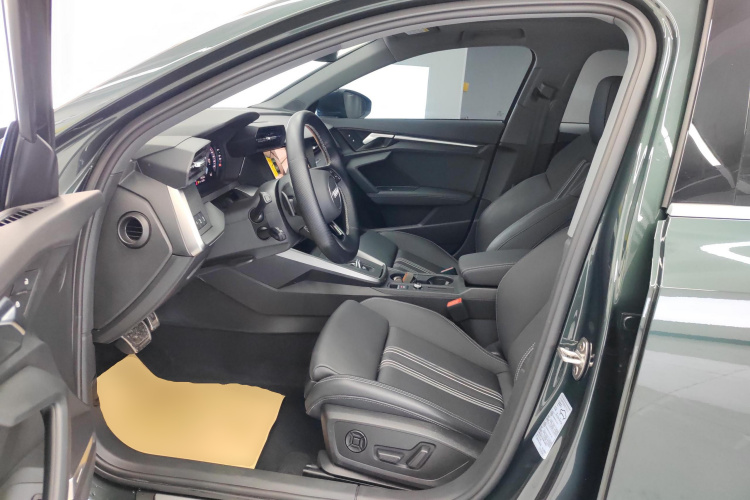 奥迪A3 2024款 A3L Limousine 35 TFSI 时尚运动型中控内饰19