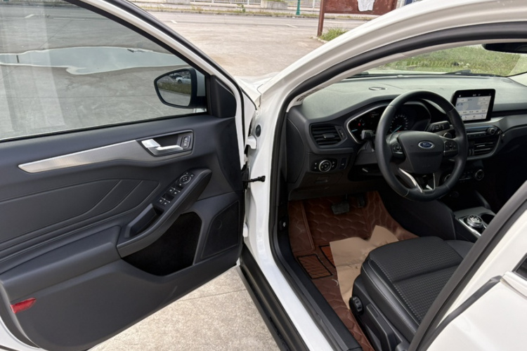 福特 福克斯 2019款 三厢 EcoBoost 180 自动锋潮型中控内饰7006