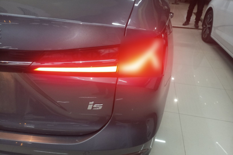 荣威i5 2023款 1.5L CVT尊荣版车身外观6001