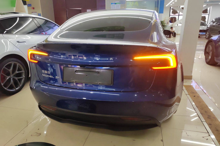 特斯拉 Model 3 2023款 长续航全轮驱动版车身外观6