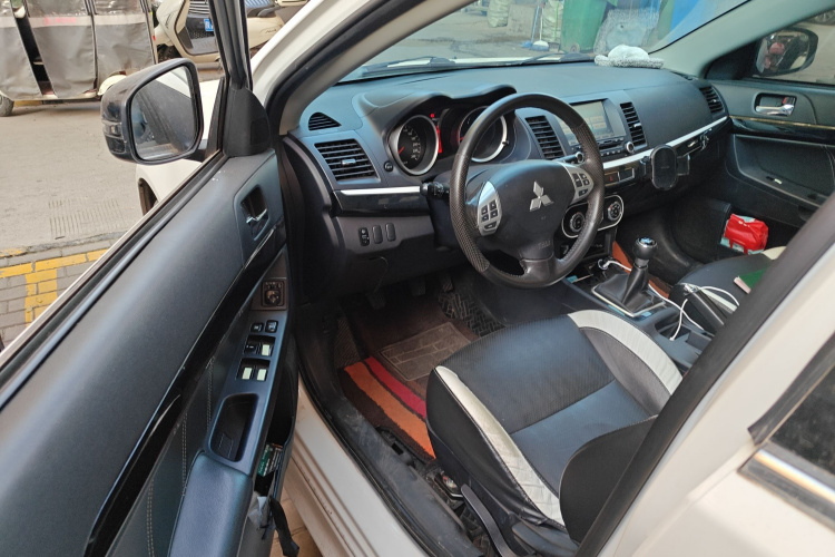 三菱 翼神 2016款 1.8L 手动黑白复刻版中控内饰20