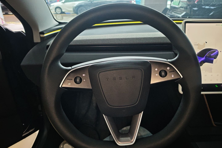 特斯拉 Model 3 2023款 后轮驱动版中控内饰13