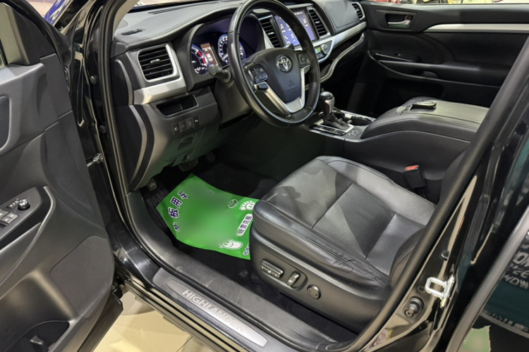 丰田 汉兰达 2018款 2.0T 四驱尊贵版 7座 国VI中控内饰7002