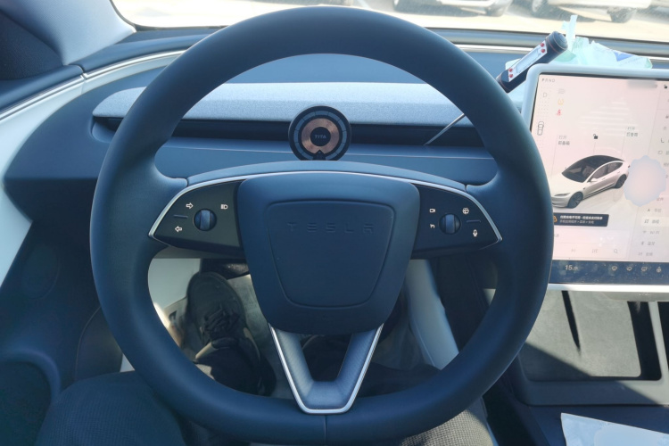 特斯拉 Model 3 2023款 长续航全轮驱动版中控内饰13