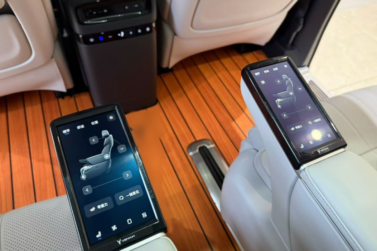 岚图汽车 岚图梦想家 2025款 PHEV 四驱旗舰鲲鹏版中控内饰7008