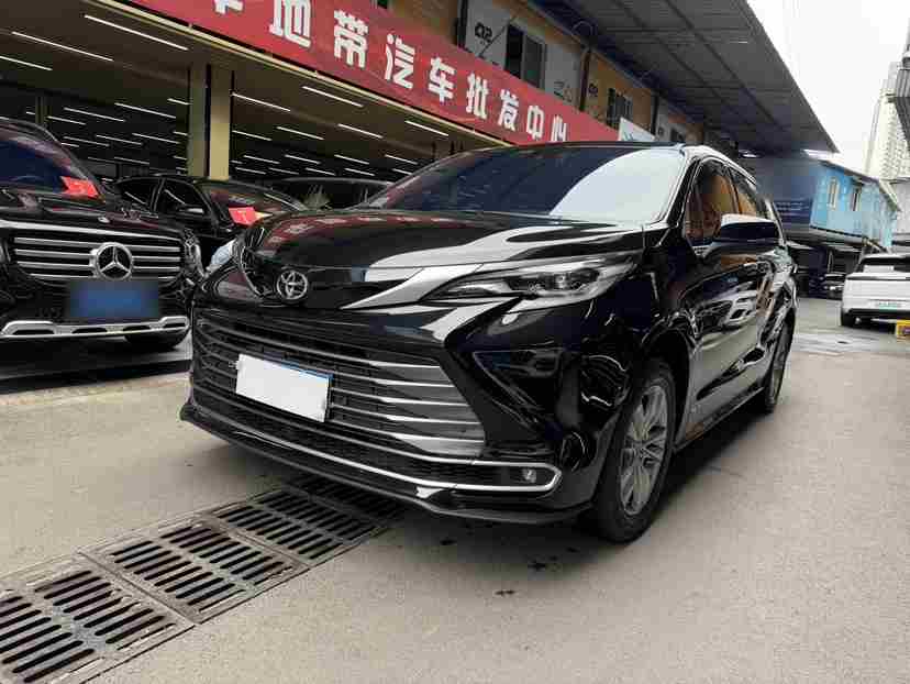 重庆二手丰田赛那SIENNA 2024款，新手开大车也能轻松驾驭？