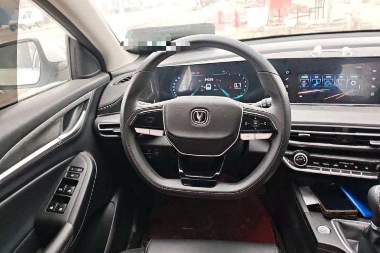 长安 逸动 2022款 PLUS 1.6L GDI 手动精英型中控内饰13