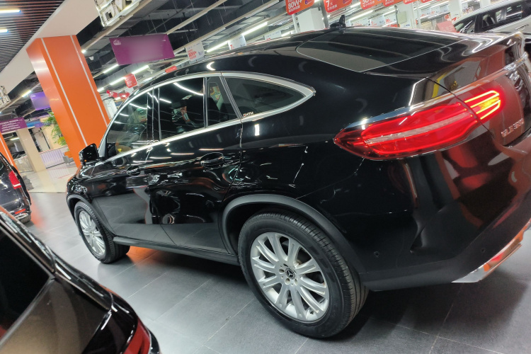 奔驰GLE轿跑 2017款 GLE 320 4MATIC 轿跑SUV车身外观4