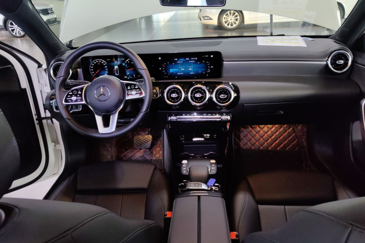 奔驰A级 2021款 A 180 L 运动轿车中控内饰7002