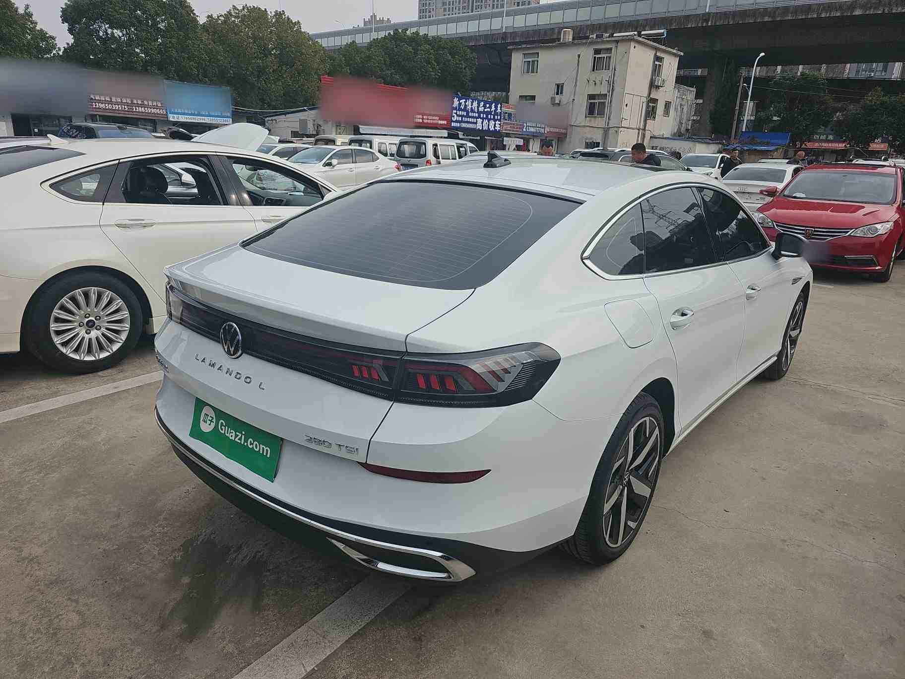 车辆右后45度外观展示