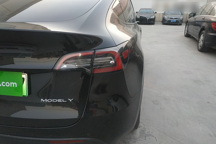 特斯拉 Model Y 2021款 长续航全轮驱动版 3D7车身外观9