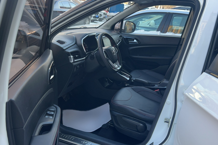 中华V3 2017款 1.5L 自动精英型中控内饰7001