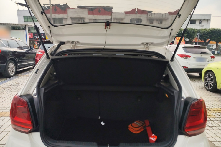 大众 Polo 2014款 1.6L 自动豪华版机舱底盘23