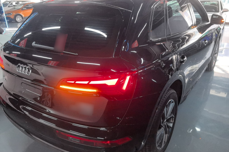 奥迪Q5L 2025款 45周年典藏版 40 TFSI 豪华动感型车身外观7