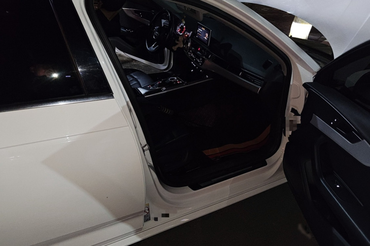 奥迪A4L 2017款 40 TFSI 进取型局部细节9005