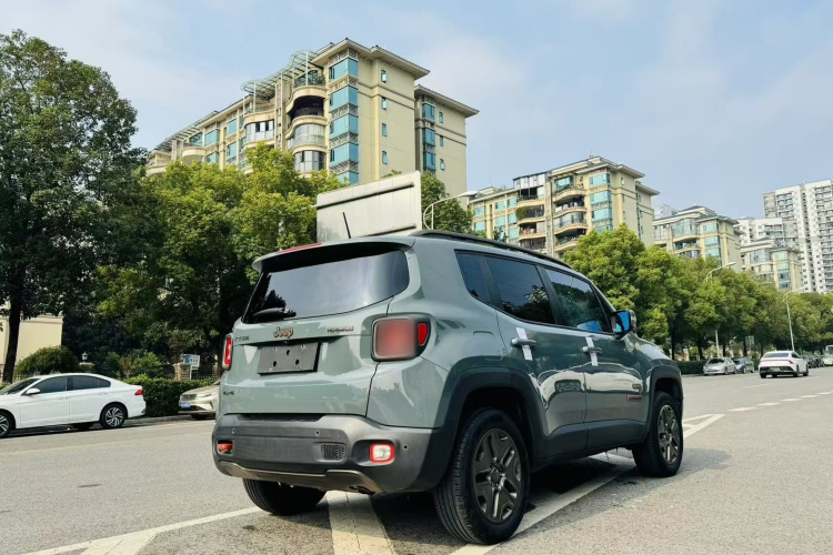 Jeep 自由侠 2016款 2.0L 自动四驱75周年致敬版车身外观6006