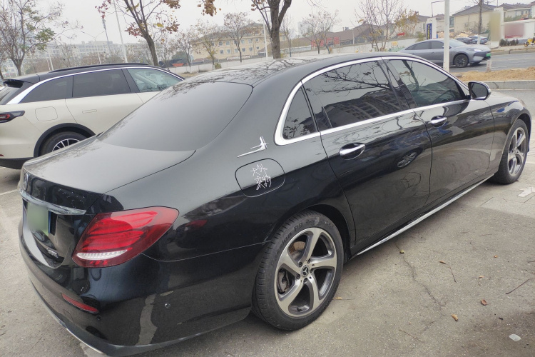 奔驰E级 2019款 E 300 L 运动豪华型车身外观7