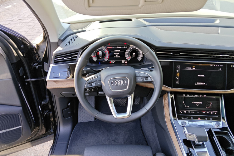 奥迪Q7 2023款 55 TFSI quattro S 尊贵型中控内饰13