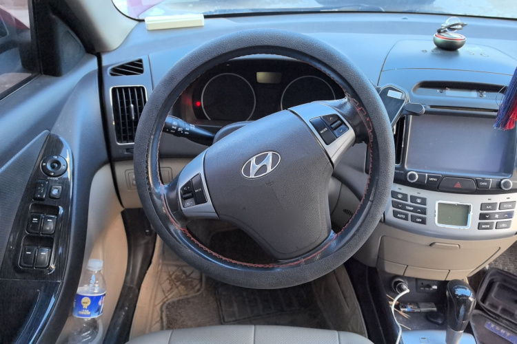 现代 悦动 2011款 1.6L 自动豪华型中控内饰13