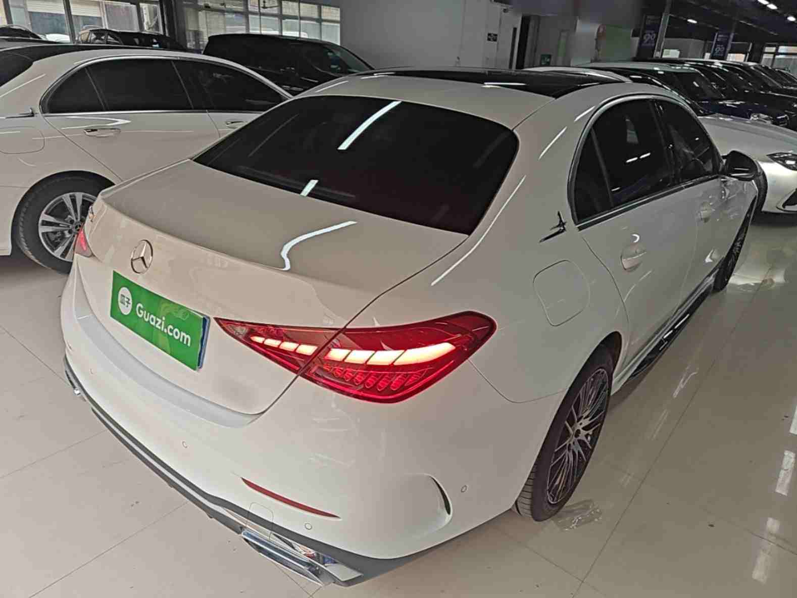 车辆右后45度外观展示