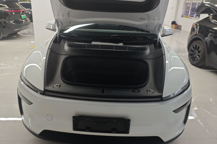 特斯拉 Model Y 2026款 长续航后轮驱动版机舱底盘24