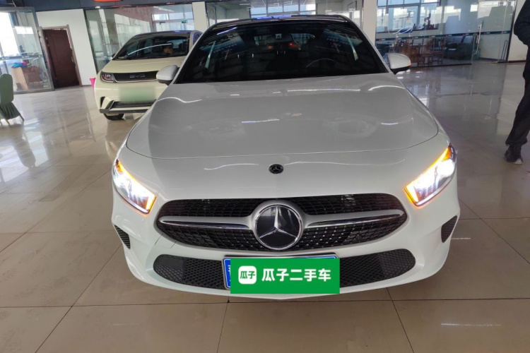 奔驰A级(进口) 2021款 A 200 动感型车身外观2