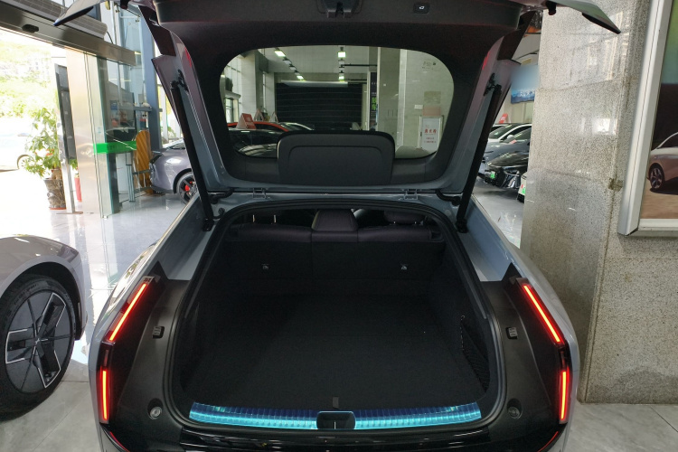 小鹏P7 2025款 702 长续航 Ultra机舱底盘23