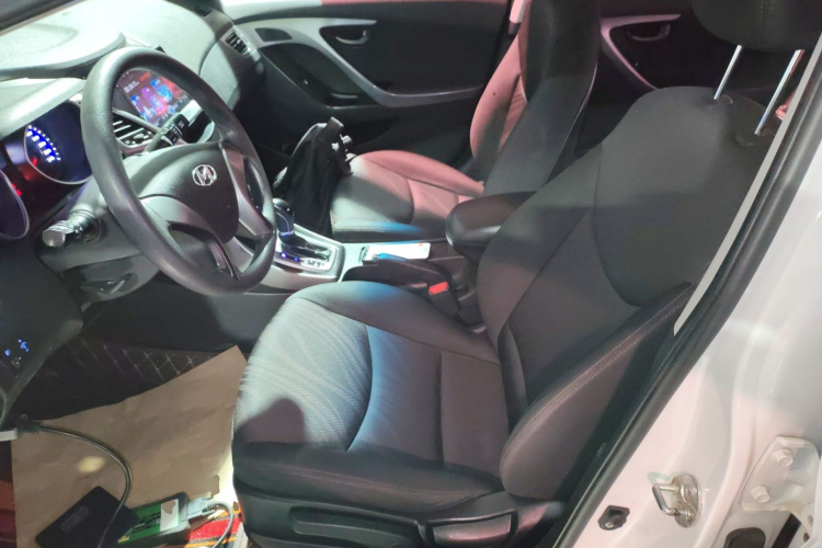 现代 朗动 2015款 1.6L 自动时尚型中控内饰19