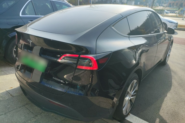 特斯拉 Model Y 2021款 标准续航后驱版车身外观7
