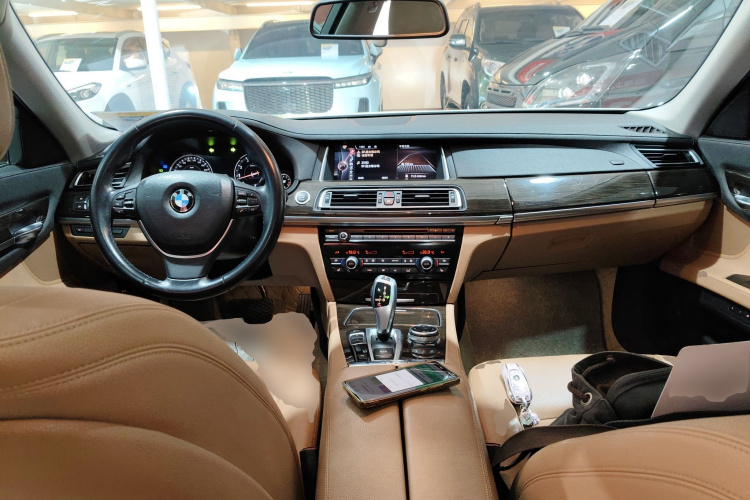 宝马7系 2014款 730Li 臻享型中控内饰12