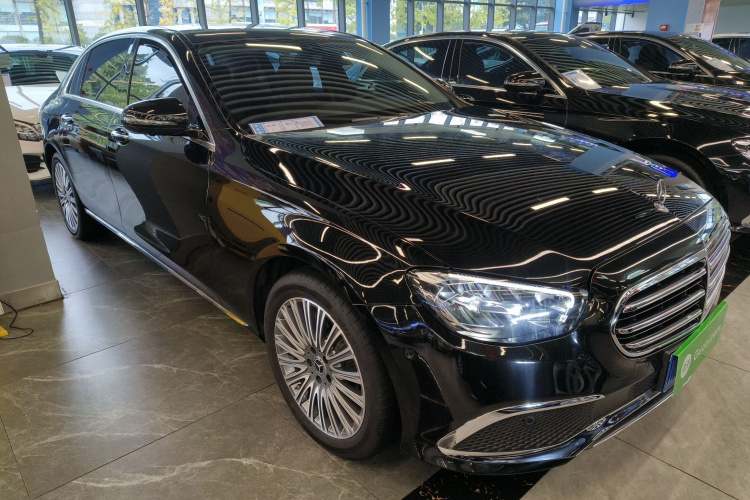 奔驰E级 2023款 改款 E 300 L 豪华型车身外观3