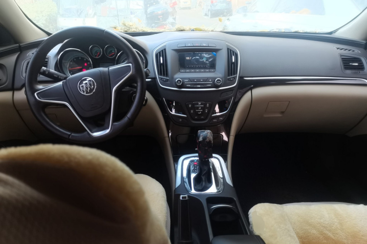 别克 君威 2015款 2.0L 领先时尚型中控内饰12