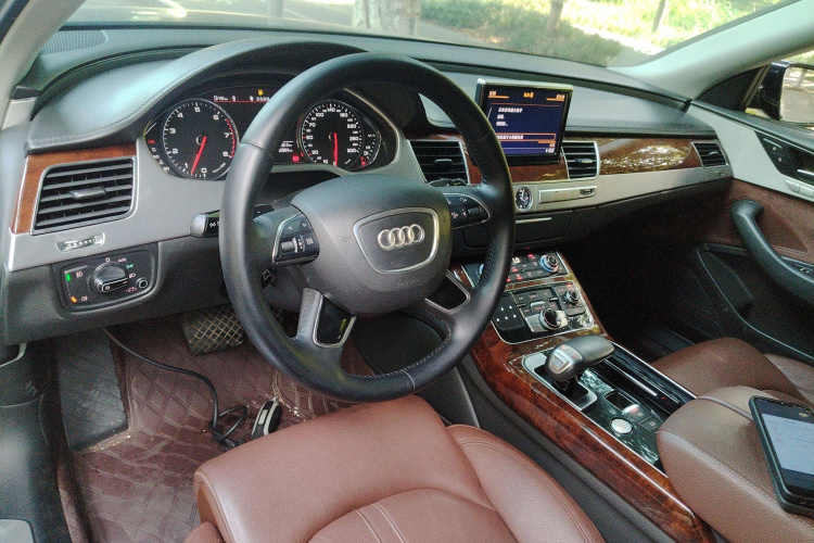 奥迪A8 2013款 A8L 30 FSI 舒适型中控内饰12