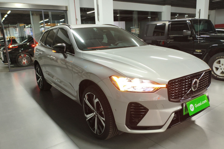 沃尔沃XC60新能源 2025款 插电式混动 长续航四驱智远运动版车身外观3