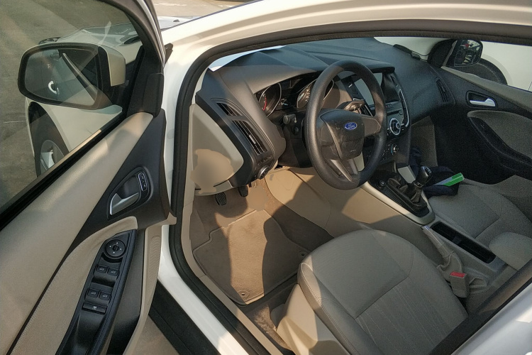 福特 福克斯 2015款 三厢 1.6L 手动舒适型中控内饰7003