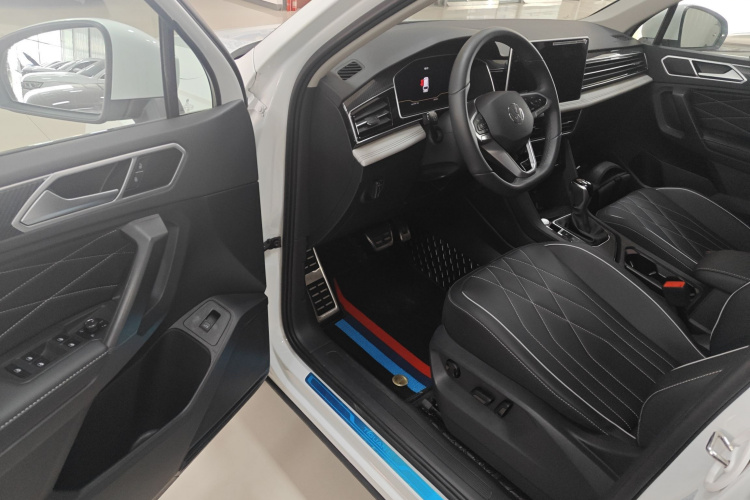 大众 途观L 2025款 出众款 330TSI 自动两驱R-Line龙耀版中控内饰7003