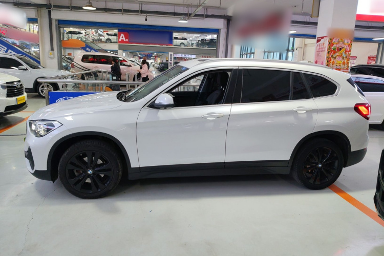 宝马X1 2021款 改款 sDrive20Li 时尚型车身外观4